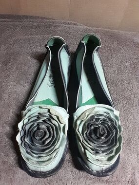 Women's Floral Applique Slip-On Flats in Mint and Black